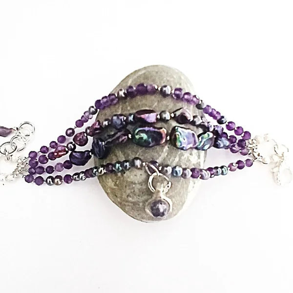 Armband -  pfauenblaue Perlen  - 4 Reihen