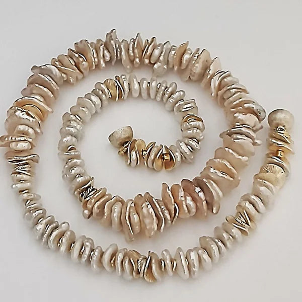 Halskette – Keshi-Perlen – flache Scheiben – naturfarben